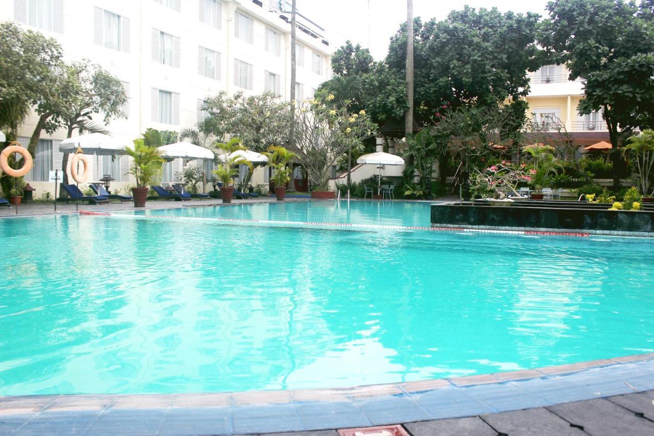 Hotel New Saphir Yogyakarta Bagian luar foto