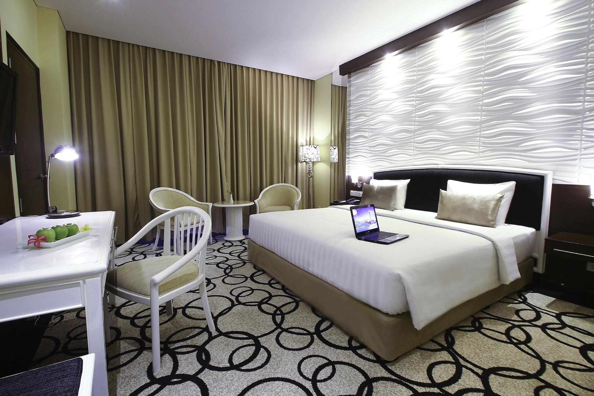 Hotel New Saphir Yogyakarta Bagian luar foto