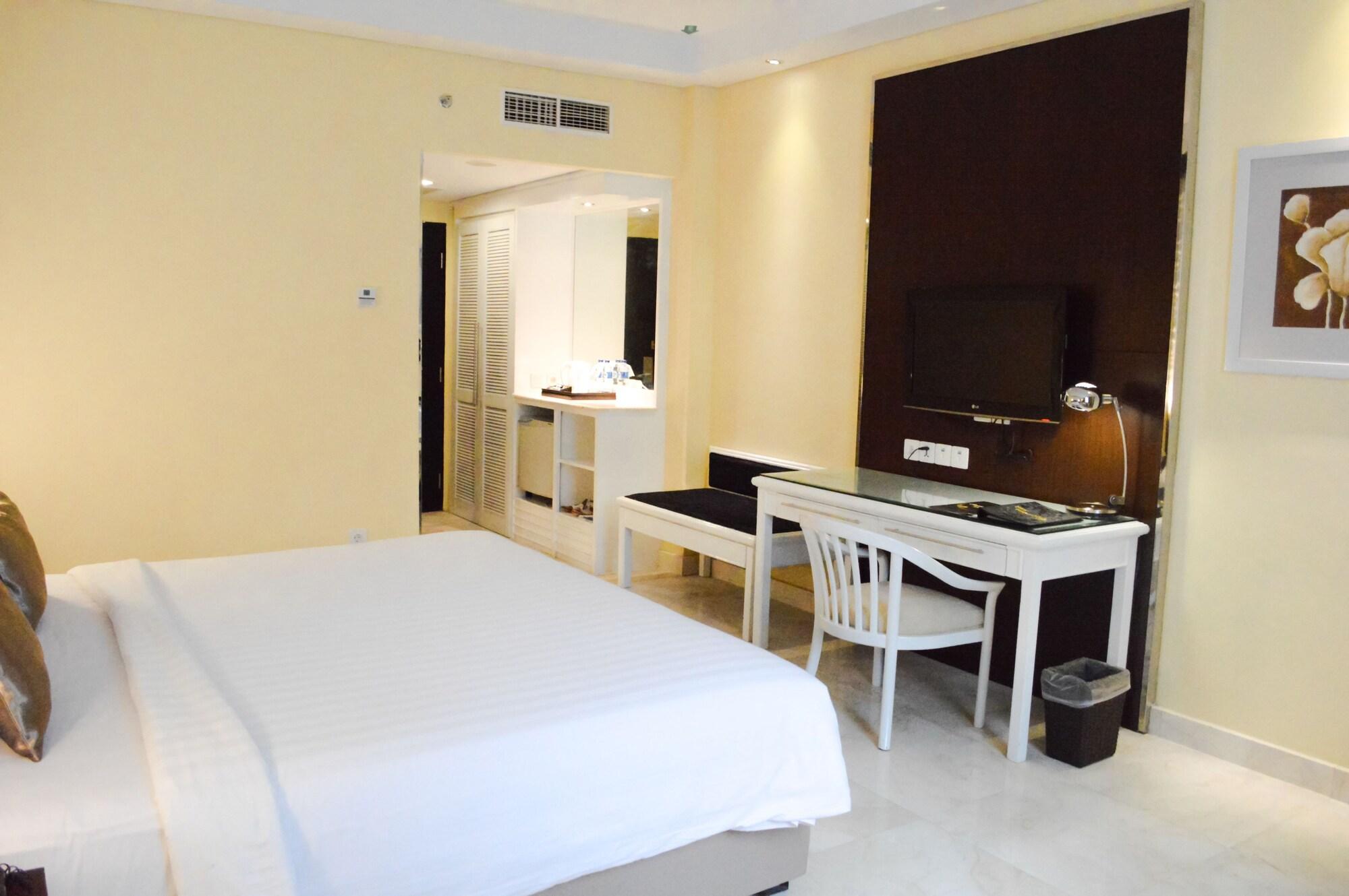 Hotel New Saphir Yogyakarta Bagian luar foto