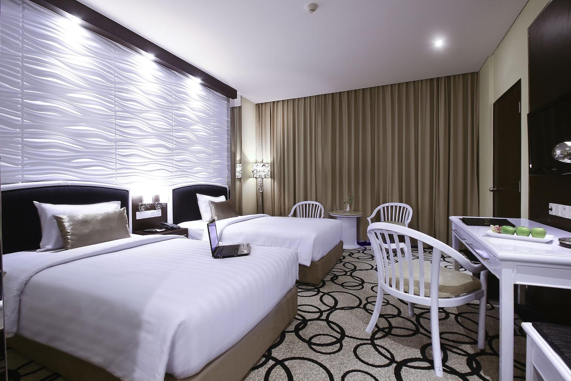 Hotel New Saphir Yogyakarta Bagian luar foto