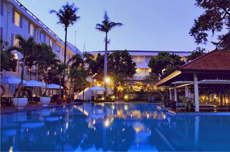 Hotel New Saphir Yogyakarta Bagian luar foto