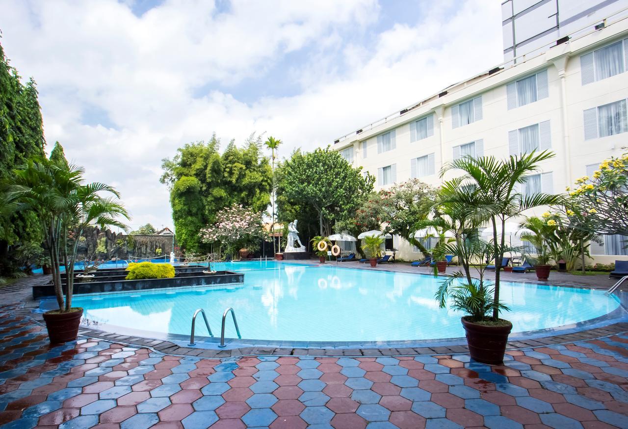 Hotel New Saphir Yogyakarta Bagian luar foto