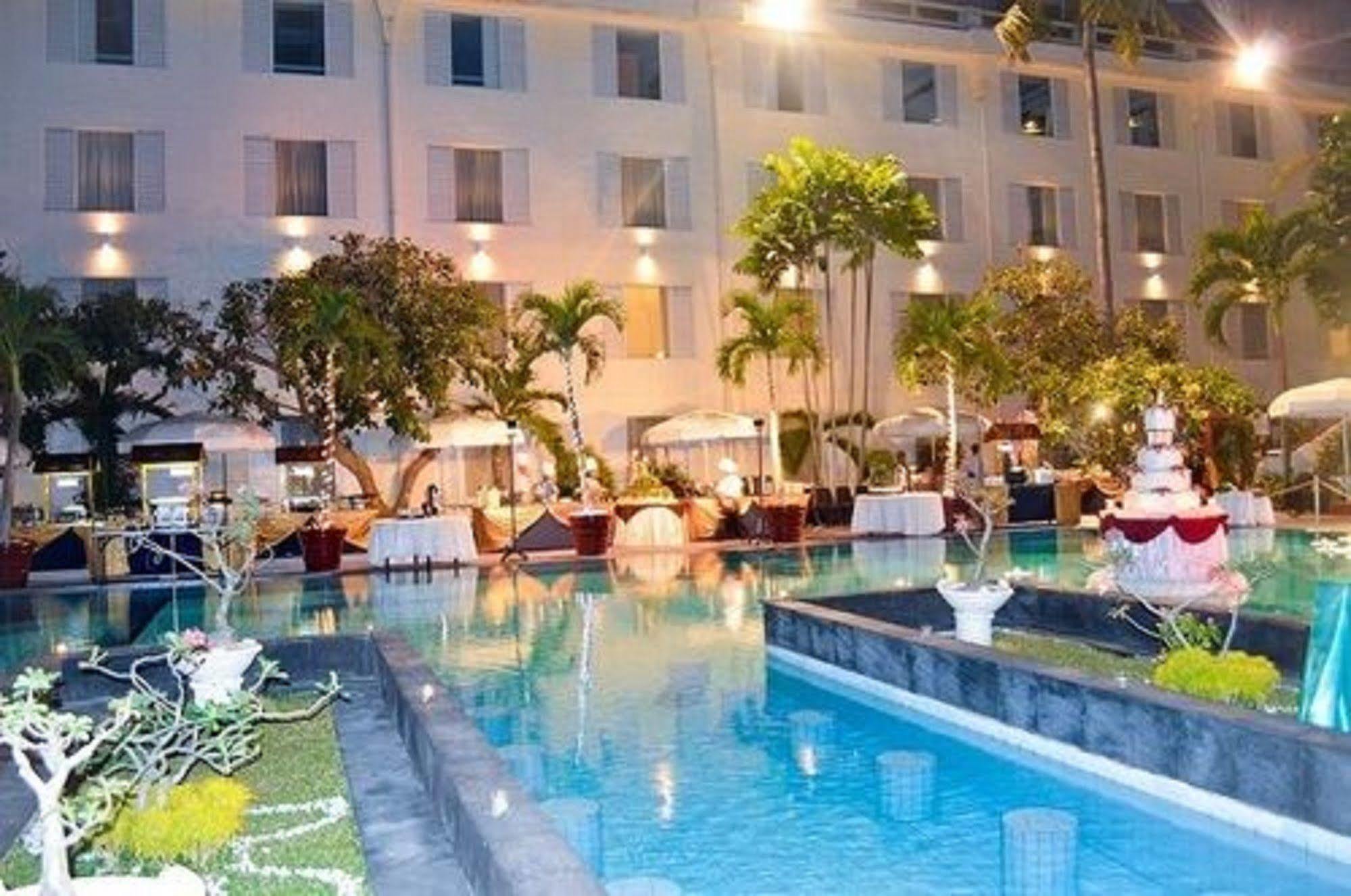 Hotel New Saphir Yogyakarta Bagian luar foto